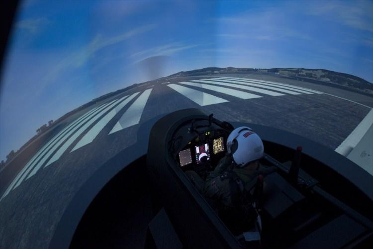 <p>Hava ara&ccedil;larında g&ouml;rev alan ve alacak pilotların eğitimlerinin en &uuml;st d&uuml;zeyde sağlanması amacıyla u&ccedil;ak harekat, manevra ve acil durumların sim&uuml;le edildiği sim&uuml;lat&ouml;rlere ihtiya&ccedil; giderek artıyor.</p>

<p>&nbsp;</p>

