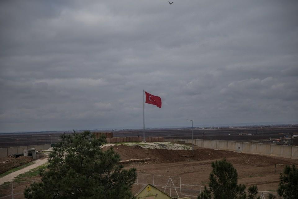 <p>Sınır güvenliğinin artırılması için İçişleri Bakanlığı tarafından başlatılan aydınlatma çalışmaları da 2017 ve 2018 yıllarında ivme kazandı. Bu çerçevede sınırın büyük bölümünde yeni aydınlatma tesisi oluşturuldu.</p>
<p> </p>