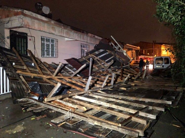 <p>İstanbul’da etkili olan şiddetli yağışlar ve rüzgar nedeniyle 18.00 sıralarında Dumlupınar Mahallesi Kars Sokak’ta bir evin çatısı uçtu. Olayda şans eseri yaralanan olmazken, elektrik kabloları da yola savruldu.</p>

<p>Mahalle sakinlerinin ihbarı üzerine olay yerine gelen itfaiye ekipleri çatısı uçan evde inceleme yaptı.</p>

<p>Mahalle sakinlerinden Bulut Yıldız, “Biz işten geldik. Bir ses duyduk. Koşa koşa geldik. Durum bu vaziyette. Altta direk filan vardı. Kıvılcımlar filan çıkıyordu. Yaralı yok” dedi.</p>
