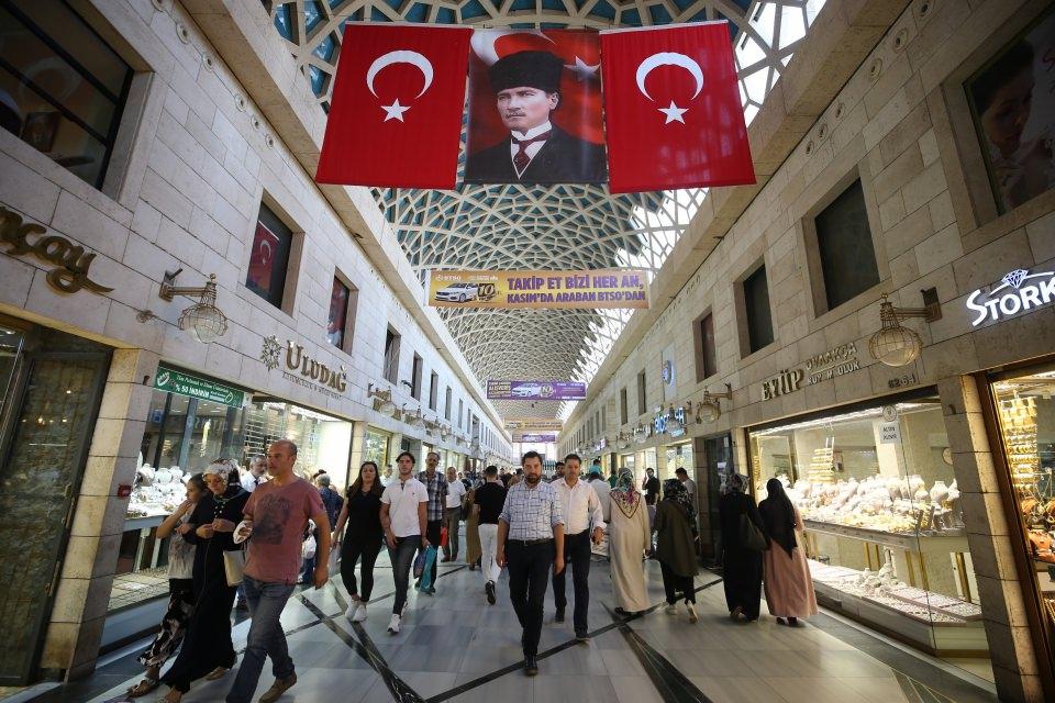 <p>Bursa'ya gelen tatilciler, zeytiniyle ünlü tarihi yerleşim olan Tirilye ve çok sayıda medeniyete ev sahipliği yapan İznik'te de tarih ve kültür açısından aradıklarından fazlasını bulabiliyor.</p>

<p> </p>
