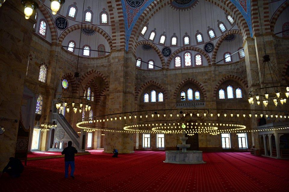 <p>Taş yontma yöntemiyle yığma taşla yapılan bir eser meydana getirdiklerini ifade eden Sipahi, caminin uzun yıllar yaşayan bir kültürel miras olacağını kaydetti.</p>

<p> </p>
