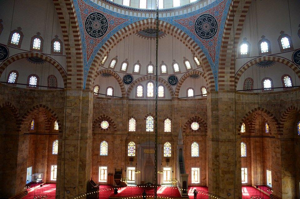 <p><strong>Yusuf Ziya Sipahi, camide çevre düzenlemesi yapmak istediklerini dile getirerek, şunları aktardı:</strong></p>

<p>"Çevre düzenini öyle güzel yapalım ki inşallah ilk fırsatta gördüğünde ziyaret fırsatı olmayanın bir daha ki seyahatinde geçtiğinde buraya bir vakit ayırsın, gününü burada geçirsin. Bir de şehirde dede torununun elinden tutup öğle namazına geldiğinde akşam namazını kılsın, ama ne torunun canı sıkılsın ne de dedenin canı sıkılsın. Buranın çevre düzeni bu şekilde olmalı."</p>
