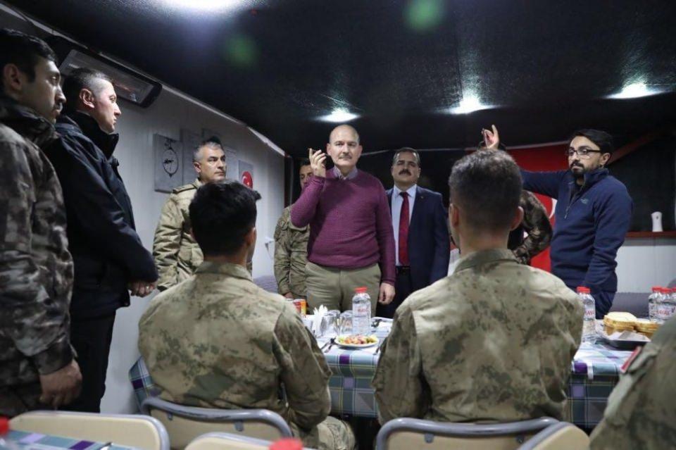 <p>Daha sonra Jandarma Genel Komutanı Orgeneral Arif Çetin, Hakkari Valisi İdris Akbıyık, Hakkari İl Emniyet Müdürü Süleyman Suvat Dilberoğlu, AK Parti Hakkari İl Başkanı Emrullah Gür ile birlikte ilçeye 30 kilometre uzaklıkta bulunan Evliya Üst Bölgesine geçen Bakan Soylu, yeni yılı askerlerle geçirdi. Burada cep telefonu ile Cumhurbaşkanı Recep Tayyip Erdoğan’ı arayan Bakan Soylu, Cumhurbaşkanı Erdoğan’ın askerlere yeni yıl mesajını dinletti. </p>