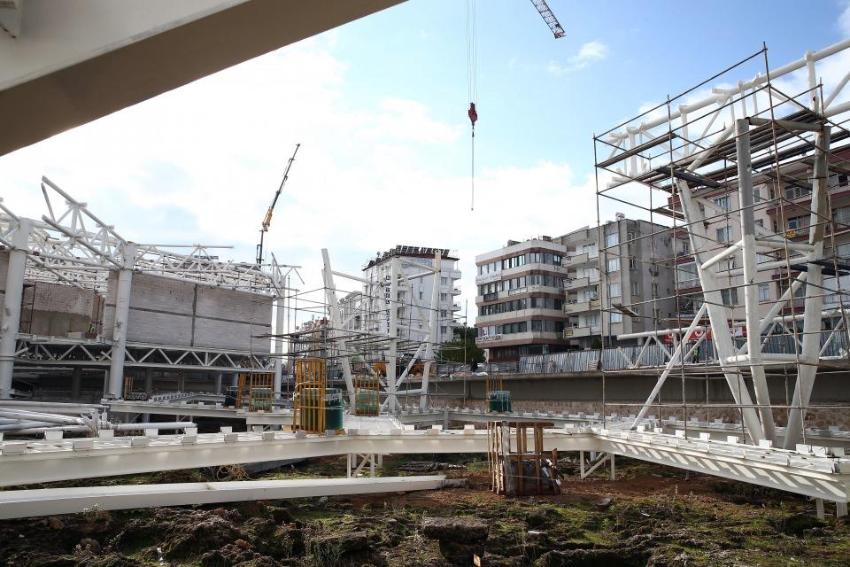 <p><strong>Kopyaları ile sergilenecek</strong></p>
<p>Mezarların sandık tipi, ana kayaya yapılan dikdörtgen şeklindeki çukurlar halinde olduğunu ve bunların içinde definlerin ortaya çıktığını dile getiren Şengül, şunları söyledi:</p>
<p>"Mezarlarda insan iskeletleri, hediyeler ve arkeolojik malzemeler vardı. Bunlar alındı, bir kısmı Antalya Arkeoloji Müzesi'nde sergileniyor, geri kalanları da depoda muhafaza ediliyor. Müze açıldığında bu malzemeler buraya taşınacak. Eserlerin ve iskeletlerin kopyalarını, buradaki mezarların bir kısmına buluntu durumlarına göre yerleştireceğiz.</p>