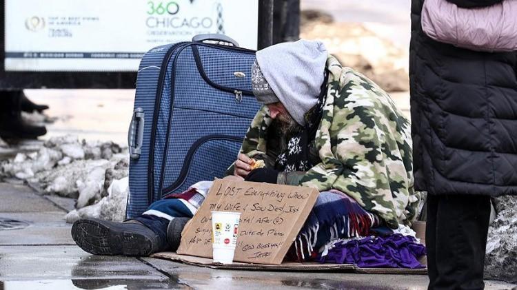 <p>Büyük devletler evsizleri bir yerlere yerleştirip onlara yardım etmeyi bırakın sokakta yatacak yerlerini bile engelliyorlar. </p>
