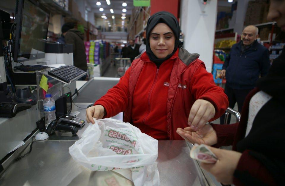 <p>Varır, &Ccedil;evre ve Şehircilik Bakanlığınca yapılan d&uuml;zenlemeyle hayata ge&ccedil;irilen &uuml;cretli plastik poşet uygulamasının başlamasıyla ilgili AA muhabirine yaptığı a&ccedil;ıklamada, halktan eleştirilerin yanı sıra olumlu tepkilerin de geldiğini s&ouml;yledi.</p>

<p>&nbsp;</p>
