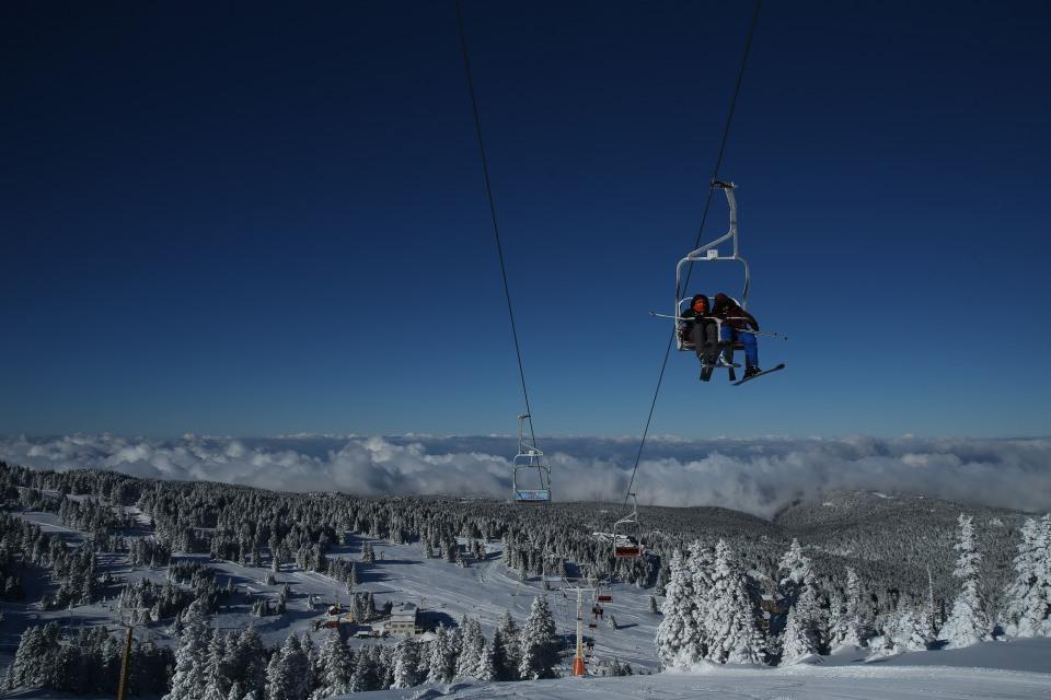 <p>Kent merkezinden karayoluyla yaklaşık 40 kilometre uzaklıkta bulunan Uludağ'a 9 kilometrelik hatta sahip teleferikle de alternatif ulaşım sağlanabiliyor. Teleferikle ulaşımı tercih edenler, kartpostallık kar manzaraları eşliğinde zirveye çıkma imkanına sahip oluyor. </p>

<p> </p>

