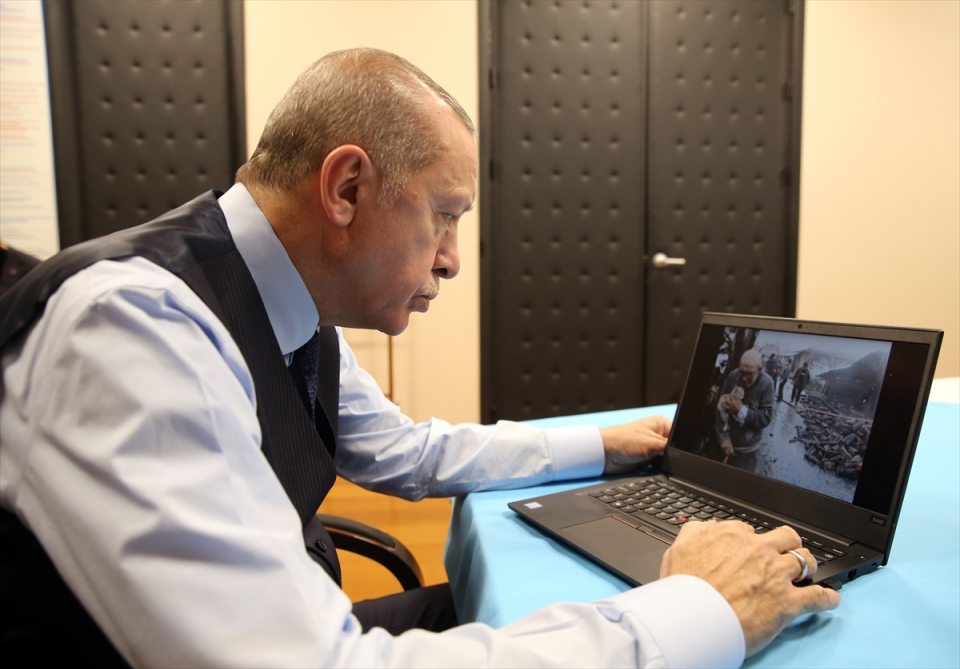 <p>Cumhurbaşkanı Erdoğan, yaşam kategorisinde İlhami Çetin'in "Ali dede ve kedisi", haber kategorisinde Özkan Bilgin'in "Mehmetçik'ten ilk iftar", Spor kategorisinde Burak Akbulut'un "Karatenin sultanları" isimli fotoğrafına oy kullanmıştı.<br />
<br />
<span style="color:#FFD700"><strong>İŞTE YILIN FOTOĞRAFLARI OYLAMASINA KATILAN DİĞER FOTOĞRAFLAR...</strong></span></p>