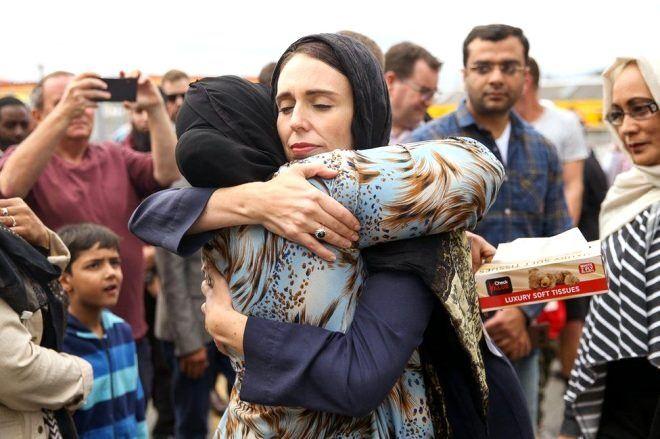 <p>Yeni Zelanda Başbakanı Jacinda Ardern, Christchurch'teki cami saldırısının ardından mağdurlara sarılıyor. Bu hain saldırıda 50 kişi hayatını kaybetti.</p>