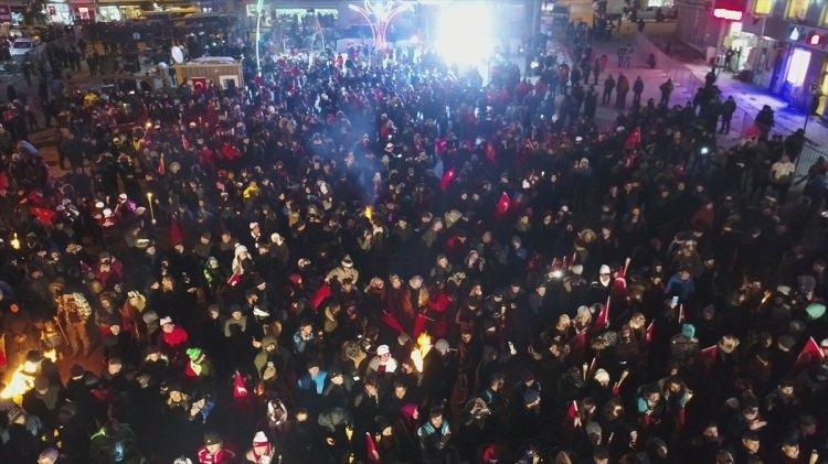 <p> Türkiye'nin farklı kentlerinden gelenler, ellerindeki Türk bayrakları ve meşalelerle 3 kilometrelik yürüyüş sonrası Yukarı Sarıkamış Şehitliği'ne geldi.</p>
<p></p>