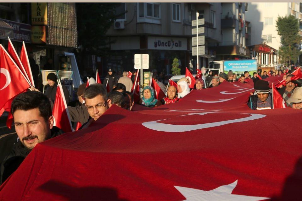 <p>Anadolu kadınını yansıtmak için temsili top ve tüfek taşıyan kadınların da yer aldığı grup, Kuvayımilliye Caddesi üzerinden Cumhuriyet Alanı'na kadar yürüyüp buradaki etkinliğe katıldı.</p>
<p> </p>