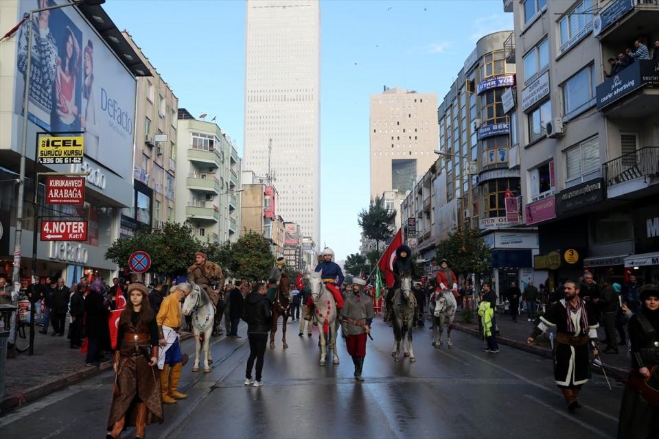 <p>Protokol üyeleri, vatandaşlar ve bayrak taşıyan öğrenciler, karşılama töreninin ardından kortej halinde Cumhuriyet Alanı'na kadar yürüdü.</p>
<p> </p>