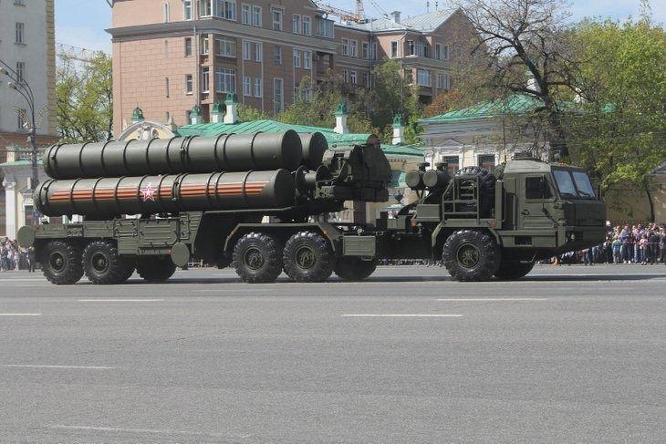 <p>Orta menzilli 9M96 füzesi aktif radar güdümlü bir füze olup 120 km menzile sahiptir ve hedefi vurma kabiliyeti uçaklara karşı 1 üzerinden 0.9 ve insansız uçaklara karşı 0.8 olarak hesaplanmıştır. Bu füzenin bir üst türevi olan 48N6DM 30 Nisan 2004 tarihinde Kapustin Yar test merkezinde test edilmiştir.</p>