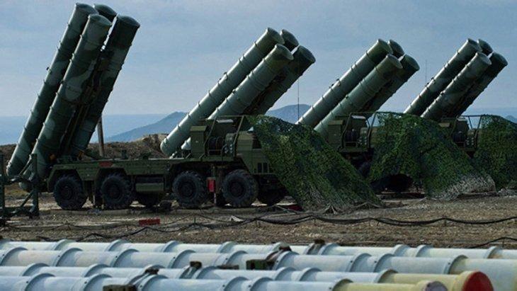<p><strong>S400 FÜZESİ ÖZELLİKLERİ</strong></p>
<p>S-400'ün kullandığı füzeler Rus Hava Kuvvetleri'nin mevcut hava savunma sistemlerini azaltma programına paralel olarak kısa, orta ve uzun menzillerde aynı anda kullanılabilecek değişik füzelerden seçilmiştir.</p>
