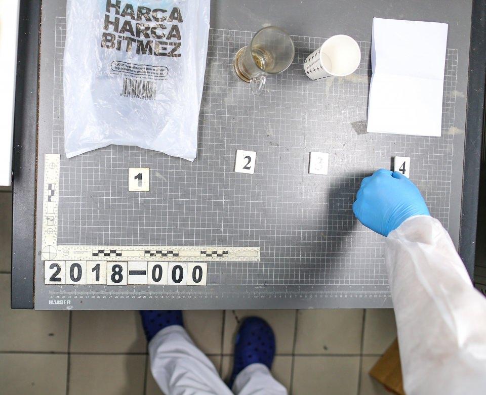 <p>İstanbul Olay Yeri İnceleme Şube Müdürlüğü Parmak İzi Geliştirme Laboratuvarı ekipleri, kentte işlenen suçların faillerine ulaşılması noktasında, laboratuvar ortamında yoğun çaba sarf ediyor. </p>
<p> </p>