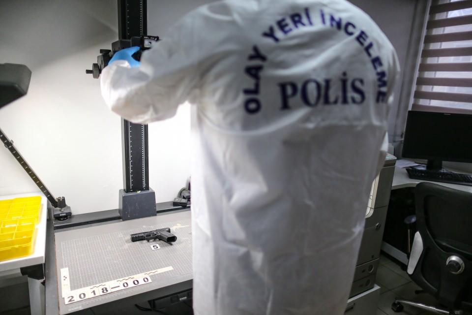 <p>Suudi gazeteci Cemal Kaşıkçı'nın 2 Ekim'de, ülkesinin İstanbul Başkonsolosluğunda öldürülmesinin ardından, burada yapılan detaylı incelemelerde kullanıldığı için gündeme gelen mavi ışık da çeşitli dalga boylarında yansıtılan bu ışık renklerinden bir tanesi. Mavi ışık, ekipler tarafından, Luminol kimyasal sıvı uygulanan yüzeylerde ve genellikle kan izlerini tespitte kullanılan bir yöntem olarak değerlendiriliyor.</p>
<p> </p>