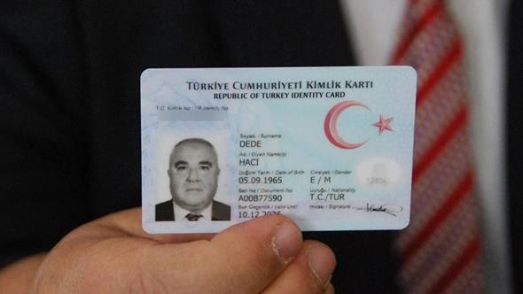 <p><strong>15 yaşını tamamlamayanların başvurularını kimler yapar? </strong></p>
<p>Biyometrik verisi alınmayacak çocukların kimlik kartları; ana, baba ya da vasileri, bunların bulunmaması hâlinde büyük ana, büyük baba veya ergin kardeşleri ya da çocukları yanlarında bulunduranlar veya vekâletname ibraz eden kişiler tarafından teslim alınır. Evlilik birliğinin mahkeme kararı ile son bulması hâlinde çocukların kimlik kartı veli, vasi veya Kanunun 17 nci maddesinde bildirimle yükümlü kılınan kişilere teslim edilir.</p>