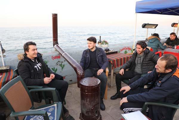 <p>Açık alana sobalar kuran Köse, müşterilerini ısıtmaya çalışıyor. Sıra dışı yöntem, görenlerin ilgisini çekerken, müşteri sayısında da artış yaşandı. </p>
<p> </p>