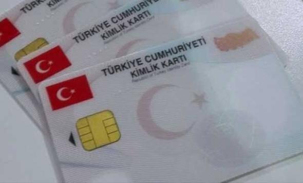 <p><strong>Nüfus cüzdanı ve yerleşim yeri adresi olmaması halinde kimlik kartı nasıl alınır? </strong></p>
<p>Nüfus cüzdanı ibraz edilmemesi ve yerleşim yeri adresi bulunmaması halinde, yaptırılacak soruşturma sonucuna göre başvuru alınma işlemleri yapılır.</p>