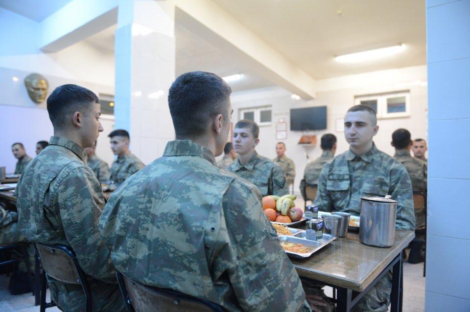 <p>Yeni yılda görevlerinin başında olduklarını ifade eden Ceylan, "Dün bu görevi babanız yerine getirmişti yarın da kardeşleriniz çocuklarınız ifa edecektir. Ailenizi bugün mutlaka aramayı unutmayın, sevgi ve saygılarımızı iletin, hepinizin yeni yılı kutlu olsun. " diye konuştu. </p>
<p> </p>