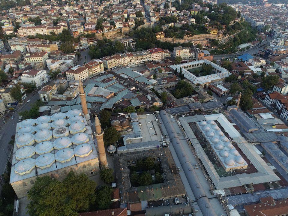<p>Tarihi kaynaklarda, Bursa'daki termal tedavinin Osmanlı'dan çok önce Romalılar döneminde yapıldığı, Romalıların uzun süre savaşan ve yaralanan askerlerini Bursa'nın termal sularında dinlendirdikleri, onları rehabilite ederken bu suları kullandıkları geçiyor. Çekirge semtindeki termal sular da "Kraliçe Theodora Kaplıcaları" diye anılıyor.</p>

<p> </p>
