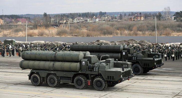 <p>S-400'ün radarları S-300 sisteminde kullanılan 64N6 ve 76N6 radarlarının gelişmiş bir türevi olan 96L6'dır. S-400 komuta merkezi aynı anda 6 bataryaya komut verebilir ve her batarya 12 fırlatma aracına komuta eden bir 96L6 radara sahiptir. Bu radarlar hayalet uçak tabir edilen hedefleri izleme ve bu hedeflere kilitlenme yeteneğine sahiptir. Gelecekte 96L6 radarların daha da geliştirilmesiyle 500-600 kilometreye kadar etkili olacakları düşünülmektedir.</p>
