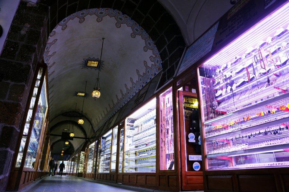 <p>"Kayak" denilince ilk akla gelen kentler arasında yer alan Erzurum, sahip olduğu kayak merkezleri ve termal tesisleriyle yerli ve yabancı turistlerin ilgisini &ccedil;ekiyor.</p>

<p>&nbsp;</p>
