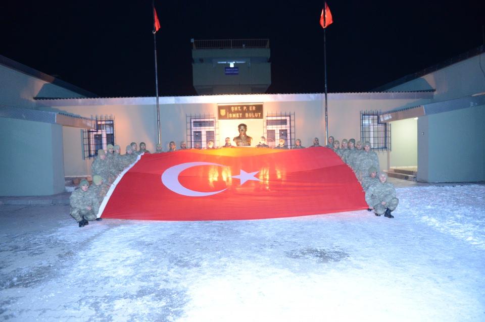 <p>2019'u ailelerinden uzakta karşılamalarına rağmen vatanı savunmanın gururunu yaşayan ve halkın huzur ile güvenliği için vatan nöbetine devam eden Mehmetçikler, halka birlik ve beraberlik mesajları verdi.</p>

<p> </p>
