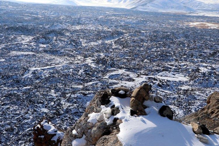 <p>Zırhlı kulenin yanı sıra, bölgede üzerine son teknoloji termal kameraların monte edildiği 'ejder' isimli zırhlı araçlar da bulunuyor.</p>
