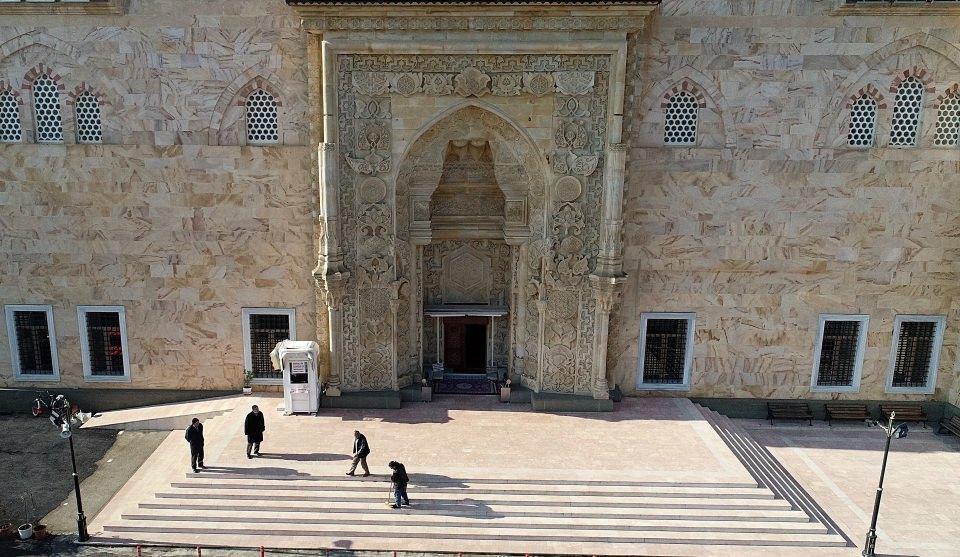 <p>Geometrik biçimlerde kesilmiş küçük ahşap parçaların büyük bir yüzey oluşturmak üzere birbirleriyle geçmeli olarak birleştirilmesi tekniği kündekarinin de uygulandığı caminin çeşitli bölümlerindeki hat ve tezhip çalışmaları dikkat çekiyor.</p>
<p> </p>