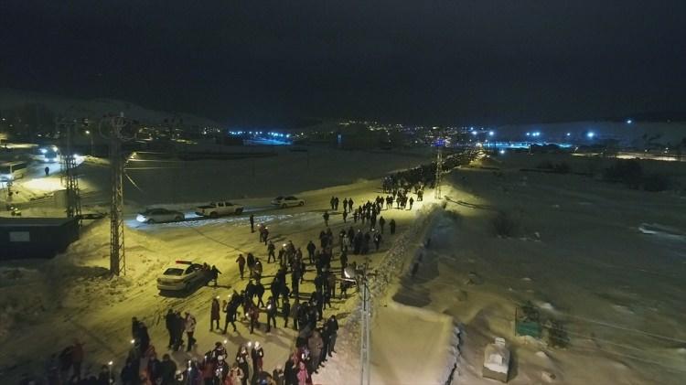 <p>Hava sıcaklığının sıfırın altında 12 dereceye düşmesi ve kar yağışına aldırmayan kalabalık, tekbirler eşliğinde yürüyüşe başladı.</p>
<p> </p>