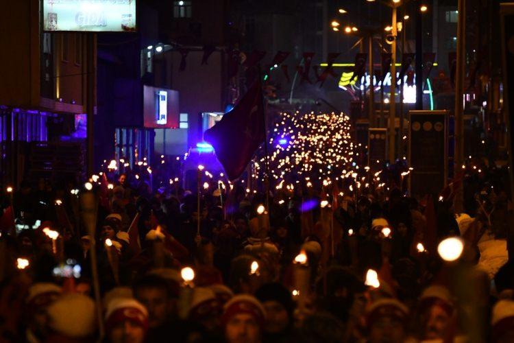 <p>Kars'ın Sarıkamış ilçesinde, Sarıkamış Harekatı'nın 104. yıl dönümü etkinlikleri kapsamında binlerce kişi ellerinde Türk bayraklarıyla meşaleli yürüyüş yaptı. </p>