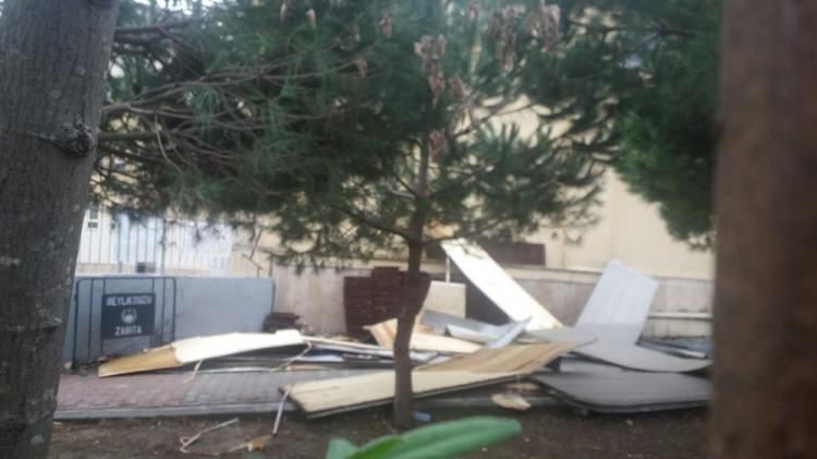 <p>Beylikdüzü'nde bulunan Büyükşehir İlkokulu'nun çatısı fırtına nedeniyle okul bahçesine uçtu.</p>

<p> </p>
