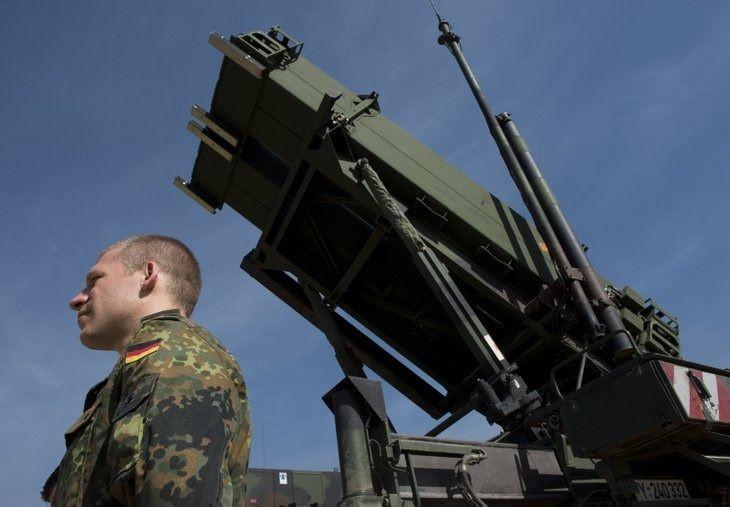 <p><strong>GÜVENLİK KALKANI OLUŞTURUYOR</strong></p>
<p>Silah Sistemleri ve Askeri Doktrin Uzmanı Sami Atalan, soruları yanıtlarken, Patriot füzelerinin, konuşlandırıldıkları bölgedeki radarlar sayesinde füze tehditlerini tespit ederek hedefine ulaşmadan onları havada imha etmeye yarayan bir güvenlik kalkanı oluşturduğunu söyledi.</p>