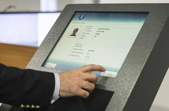 <p><strong>Kimlik kartı başvurusu nasıl takip edilir? </strong></p>
<p>Kimlik kartının teslim süreci web, çağrı merkezi veya e-posta yolu ile takip edilebilir.</p>