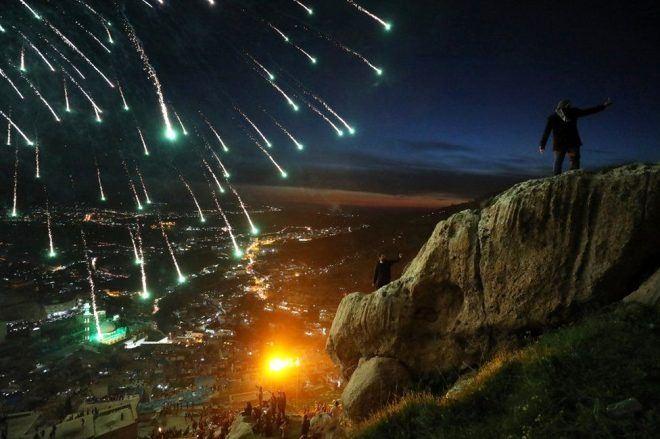 <p>Irak'ın kuzeyindeki Akre şehrinde vatandaş Nevruz'u kutluyor.</p>
