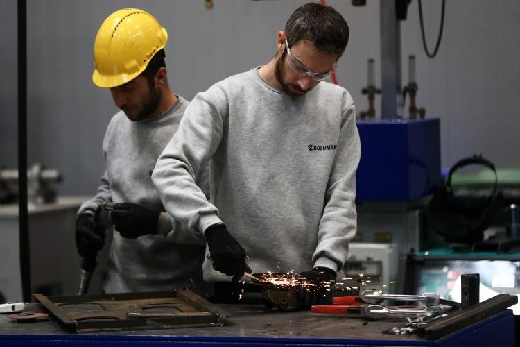 <p>Aracın yerlilik oranını arttırmak adına çalışamalarını sürdüreceklerini aktaran Işık, "Yerlilik oranını arttırmak en büyük hedefimiz. Üretecek olduğumuz askeri araçların üretim adetleri TSK'nın ihtiyacını karşılayacak şekilde ayarlanabilecektir. Esnek bir üretim kapasitesine sahibiz." ifadesini kullandı. </p>