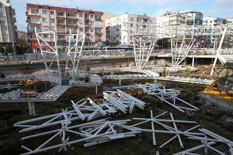 <p><strong>Müzenin mart ayında açılması planlanıyor</strong></p>
<p>Doğu Garajı Kültür Merkezi'nde büyük bir tiyatro, konservatuvar olacağını, bölgedeki Ali Çetinkaya Caddesi'nde de nekropolden çıkan eserlerin sergileneceğini ifade eden Erçin, müzenin mart ayında ziyarete açılmasının planlandığını ancak sergi ve tasarım kısmındaki çalışmaların ise bir yıl sürebileceğini aktardı.</p>
<p>Projenin 20 milyon lira değerinde olduğunu dile getiren Erçin, bunun 13 milyon lirasının Antalya Valiliğinden karşılandığını belirtti. </p>
<p>Antalya'nın Anadolu'daki en eski yerleşim yerlerinden biri olduğunu söyleyen Erçin, Antalya'yı dünya markası bir kent yapma yolunda emin adımlarla ilerlediklerini bildirdi. </p>
<p> </p>