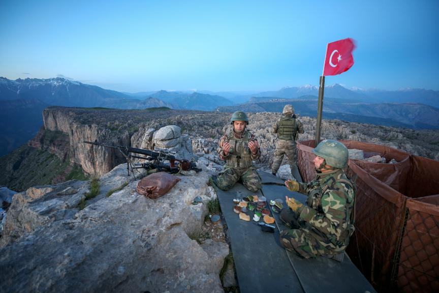 <p><strong><span style="color:#FFD700">HABER KATEGORİSİ BİRİNCİSİ</span><br />
<br />
Mehmetçik’ten ilk iftar</strong></p>
<p>Hakkari'nin Irak sınırındaki Şemdinli ilçesinin Balkaya Dağları'nda vatan savunmasındaki Mehmetçik, ramazan ayında iftarın en erken açıldığı bölgede iftar yaptı. </p>
<p>Özkan Bilgin </p>