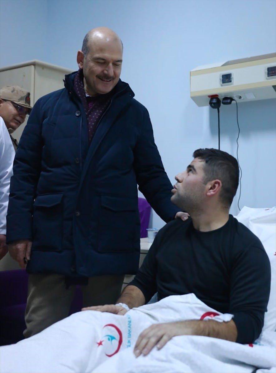 <p>İçişleri Bakanı Süleyman Soylu, Irak'ın kuzeyindeki Dayla Üs Bölgesi'nde teröristlerle çıkan çatışmada yaralanan askerleri tedavi gördüğü Hakkari'nin Yüksekova Devlet Hastanesi'nde ziyaret etti.</p>
<p> </p>