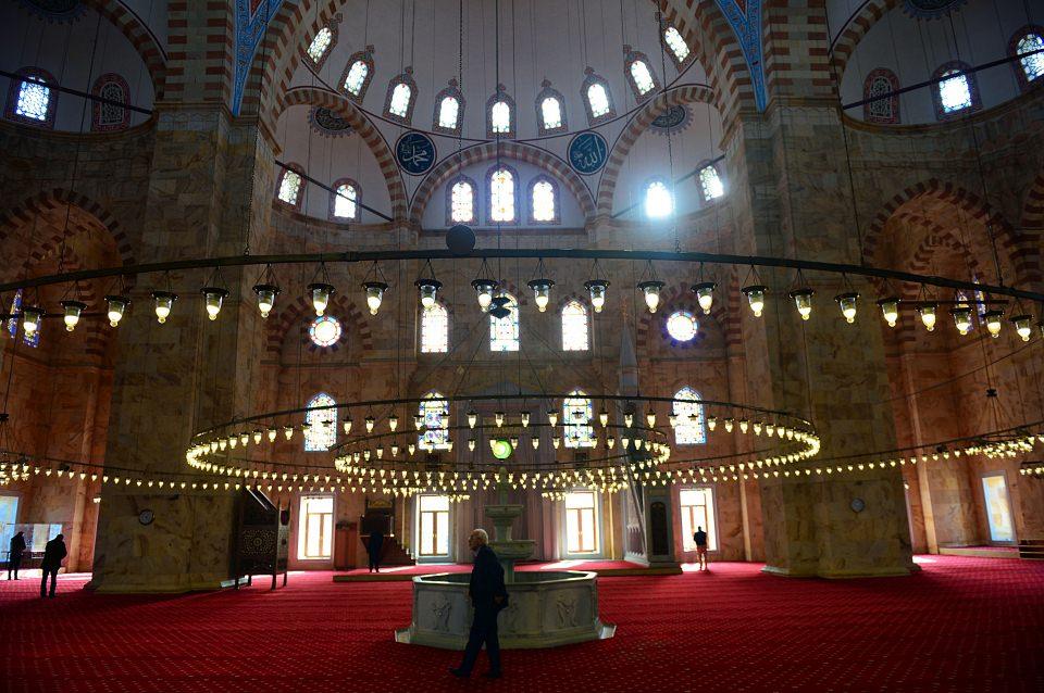 <p>Ordu, Rize, Trabzon ve Samsun gibi çevre illerden bir çok kişinin camiye namaz kılmaya geldiğini dile getiren Sipahi, camiyi şu ana kadar iki Cumhurbaşkanı ve 10'a yakın da bakanın ziyaret ettiğini sözlerine ekledi. </p>

<p> </p>
