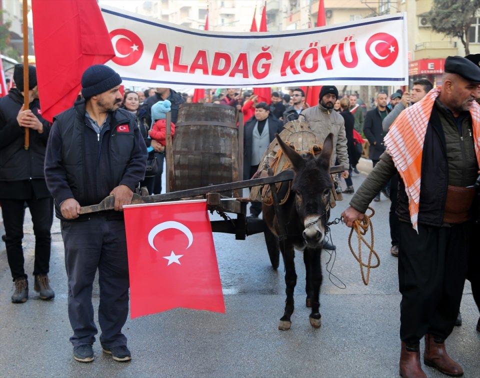 <p>Bu arada, Toroslar Belediyesi tarafından her 3 Ocak'ta düzenlenen Kuvayımilliye yürüyüşü de ilginç görüntülere sahne oldu.</p>
<p> </p>