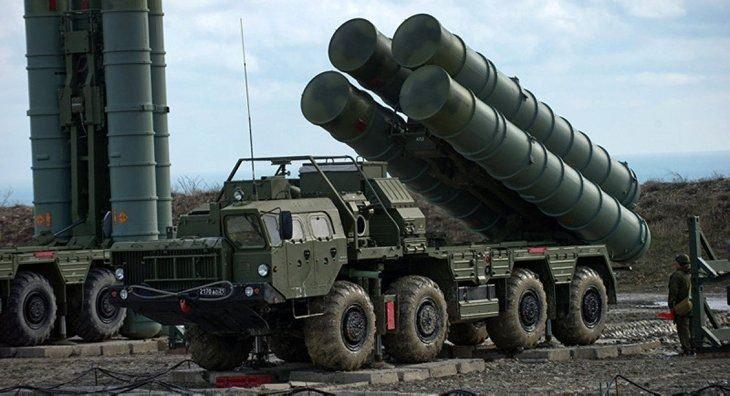 <p>Uzun menzilli yeni bir füze olan 40N6 400 km menzile sahiptir (MIM-104 Patriot ve S-300'ün iki katı) ve yarı aktif - aktif güdümle hedefe yönlendirilebilir. Bu füzenin hedefleri AWACS erken uyarı uçakları, sinyal karıştırıcı uçaklar ve balistik füzelerdir. Füzenin hızı olan 4.8 km/saniye (17280 km/saat) aynı hızda hareket eden hedefleri vurmasını sağlar.</p>
