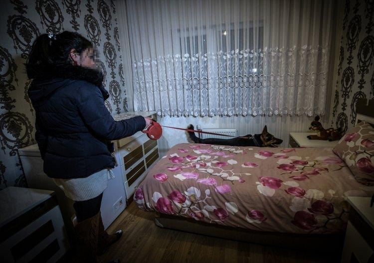 <p>Uygulama kapsamında, tespit edilen 11 adrese özel harekat polislerince operasyon düzenlendi. Ekipler, şüphelilerin kapıları açmadığı yerlere, kapıları kırarak girdi.</p>
