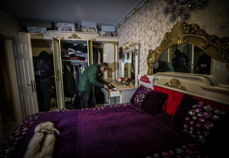<p> Hava destekli ve narkotik köpekler eşliğinde gerçekleştirilen operasyonda, yapılan aramalarda çok sayıda uyuşturucu madde ele geçirildi.</p>