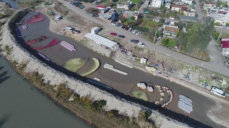 <p>Daha sonra turp y&uuml;kl&uuml; kamyonlar İstanbul, Ankara, İzmir, Bursa gibi b&uuml;y&uuml;k şehirlere yola &ccedil;ıkıyor.</p>
