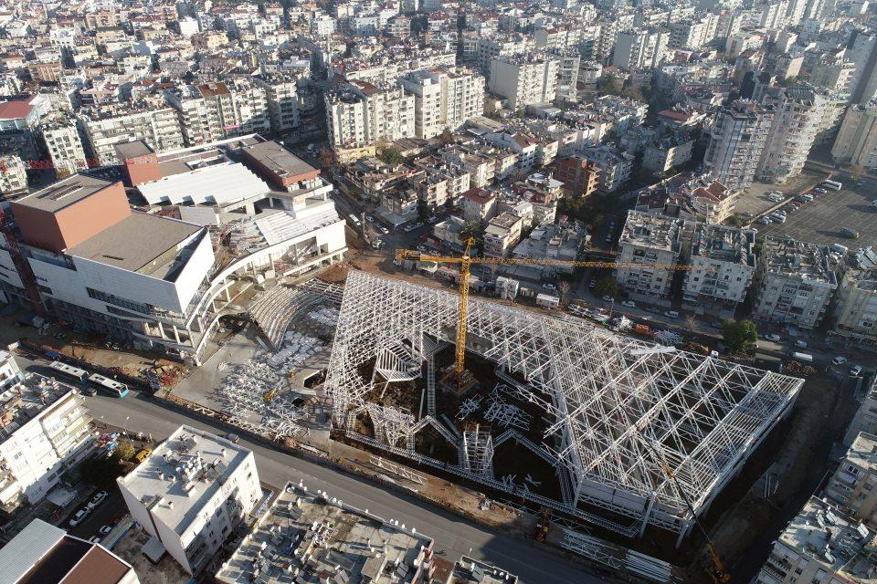 <p><strong>2 bin 500 yıllık tarih ortaya çıktı</strong></p>
<p>Antalya Büyükşehir Belediyesince 2008 yılında başlatılan Doğu Garajı Kültür Merkezi inşaat çalışmasında yapılan kazılarda sürpriz olarak ortaya çıkan nekropol, kültür merkezi projesini değiştirdi. </p>