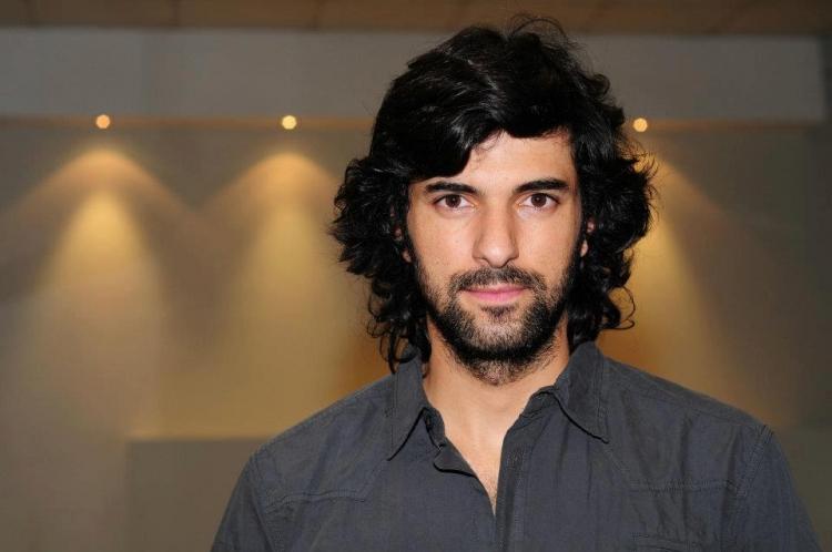 <p><span style="color:#800080"><strong>Engin Akyürek, hayranlarının ısrarına daha fazla dayanamayarak Instagram hesabı açmıtşı. Hesabını ilk açtığında 24 saatten kısa sürede 200 bin takipçiyi aşan Engin Akyürek, yeni bir paylaşım yaptı.</strong></span></p>
<p> </p>