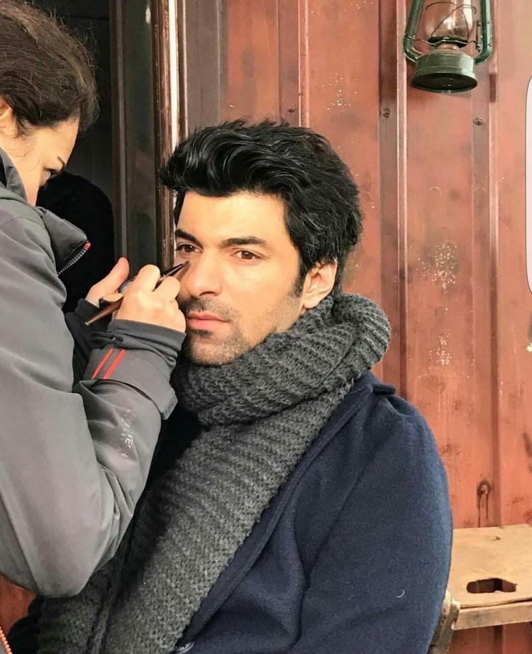 <p><span style="color:#800080"><strong>Geçtiğimiz günlerde ilk paylaşımını yapan oyuncu, bugün ise eski fotoğraflarından birini '#tbt' notuyla sayfasına yükledi.</strong></span></p>
<p> </p>