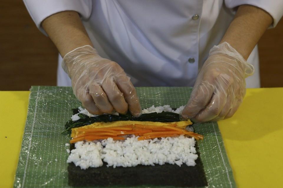 <p>Kamu y&ouml;netimi mezunu, evli ve iki &ccedil;ocuk annesi Doğaner, Başkent &Uuml;niversitesi Termopolium Gastronomi Akademisi mutfağında, AA muhabirine yaptığı a&ccedil;ıklamada, 5 yıl &ouml;ncesine kadar &ccedil;ocuklarını b&uuml;y&uuml;tmek i&ccedil;in &ccedil;alışmayı tercih etmeyip, ev hanımı olduğunu s&ouml;yledi.</p>

<p>&nbsp;</p>
